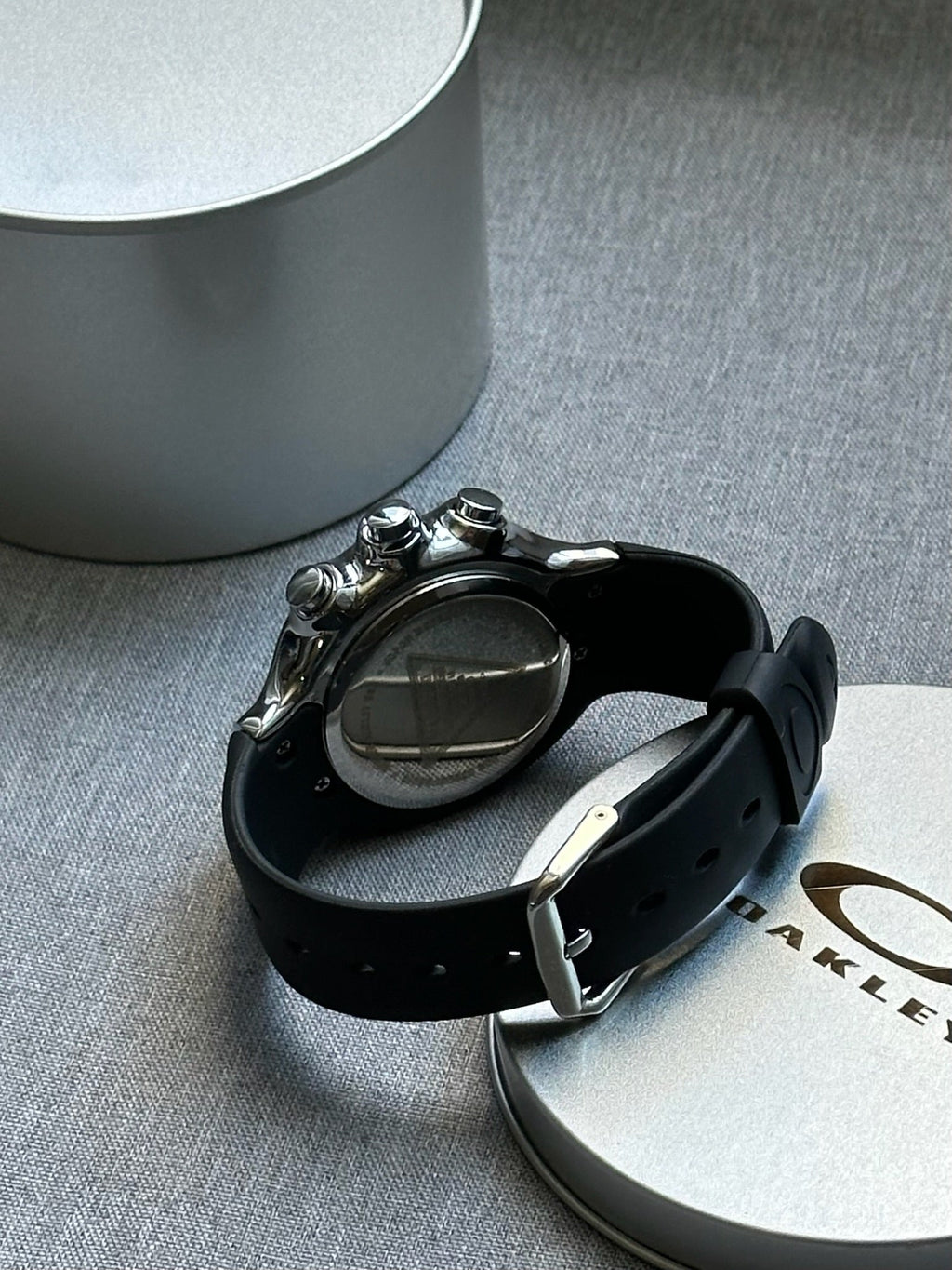 Oakley Chronograph Watch – Black Dial with Rubber Strap